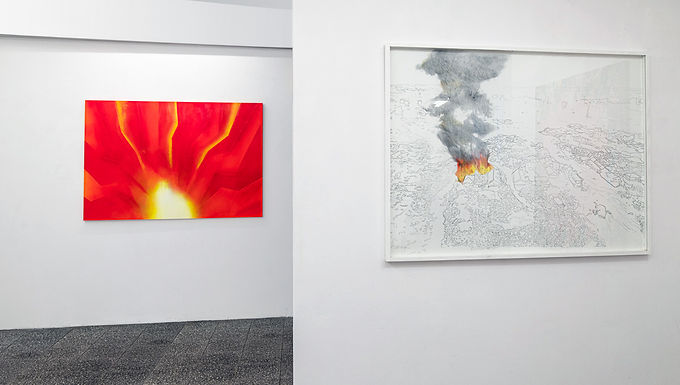 Wizytująca Galeria - Zanurzeni bosymi stopami w ciepłej wodzie