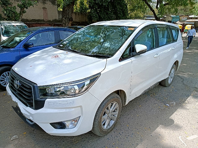 Side view fo Innova Crysta