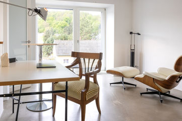 2. OG: Büro / Kinderzimmer / Gästezimmer etc.
Das Zimmer mit Blick zum Venusberg eignet sich als Kinder-, Gäste- oder Arbeitszimmer und passt sich den jeweiligen Bedürfnissen der Bewohner an