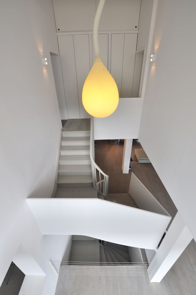 The sculptural staircase connects all floors of the townhouse and dates back to the original builder around 1910, who was a stair craftsman with his workshop located in the rear courtyard.