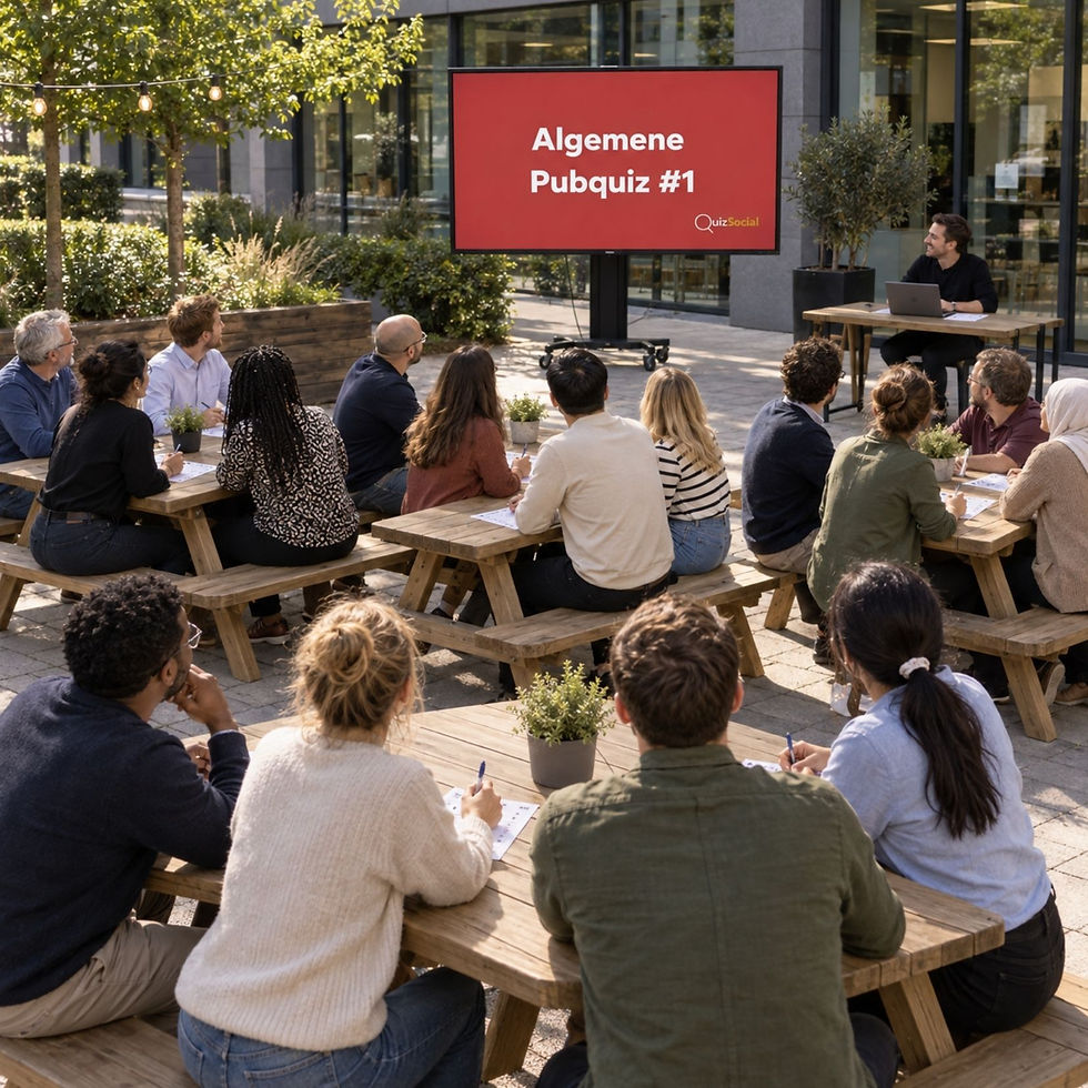 Collega’s spelen in groepjes een QuizSocial pubquiz tijdens een teambuilding buiten het kantoor.