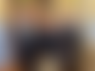 Foto em plano médio de três homens em ambiente oficial com paredes de azulejos portugueses azuis e brancos. À esquerda, Antônio Guedes de terno azul-marinho e gravata cinza; ao centro, Raimundo Carreiro Silva de blazer escuro, camisa azul e calça bege; à direita, Nelson Rocha, diretor da CISBRA, de terno escuro e gravata bordô. Todos estão em pé, posicionados lado a lado, sorrindo ou em postura formal.