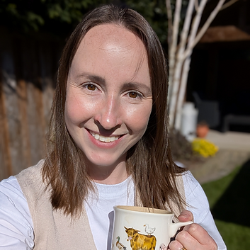 Rachel Lyon-Jukes holding coffee mug