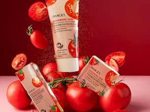 Fotos de productos para la piel decoradas con tomates y un fondo rosado rojo