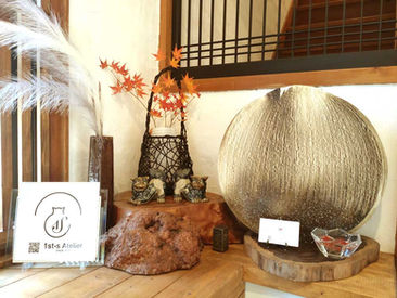 DIYで和モダンに再生した築40年の玄関。ランプシェードを再利用した花瓶に生けられた最後のもみじと、漆喰壁に差し込む朝の光。