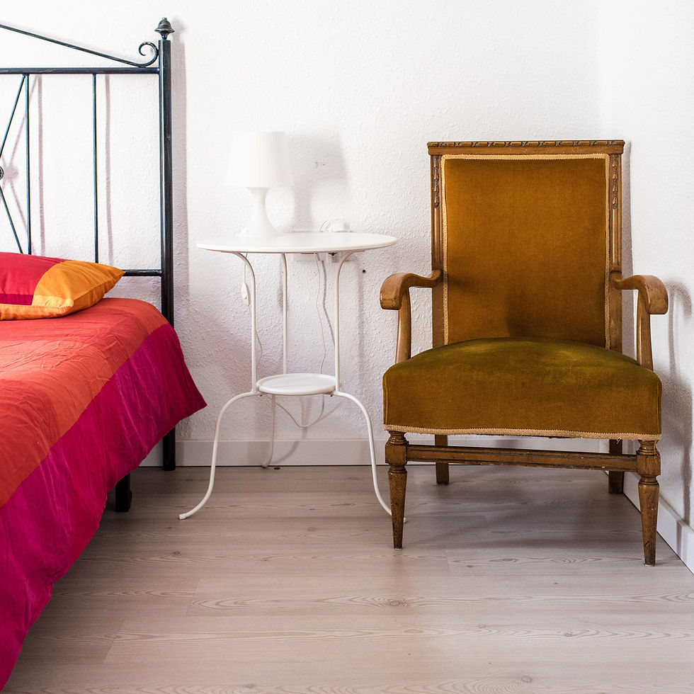 camera da letto con comodino e poltrona