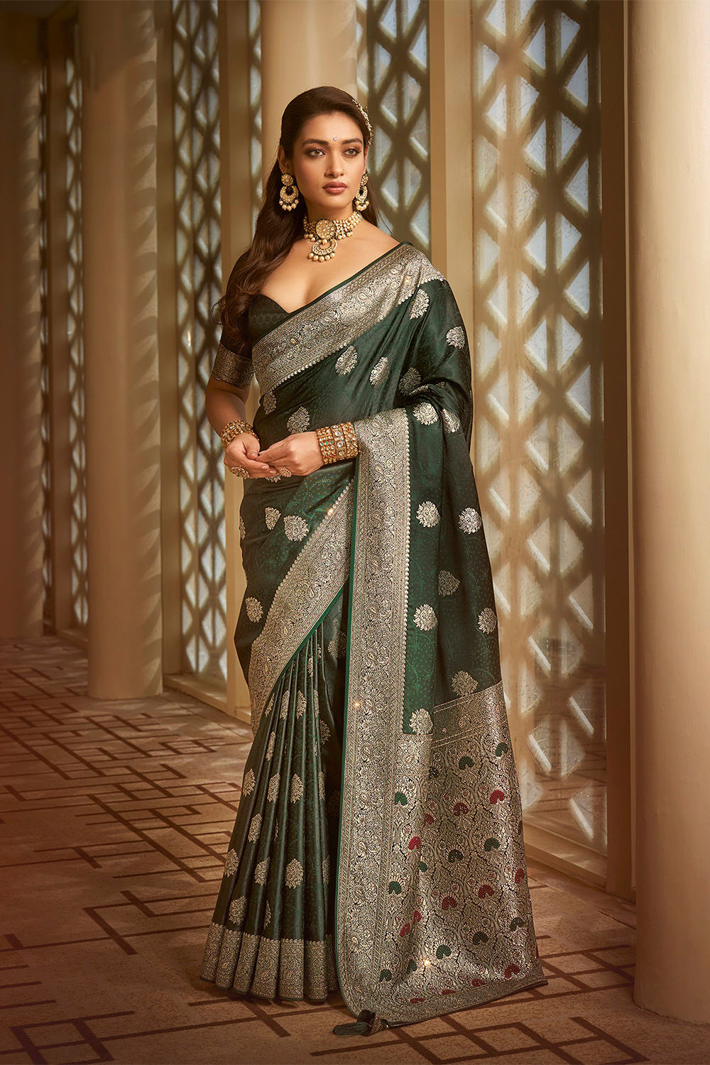 Latest Designer Saree for Women, Paithani Saree, Linen Saree, Kashmiri Sarees, Saree Blouse, Sarees for Indian Weddings, Red