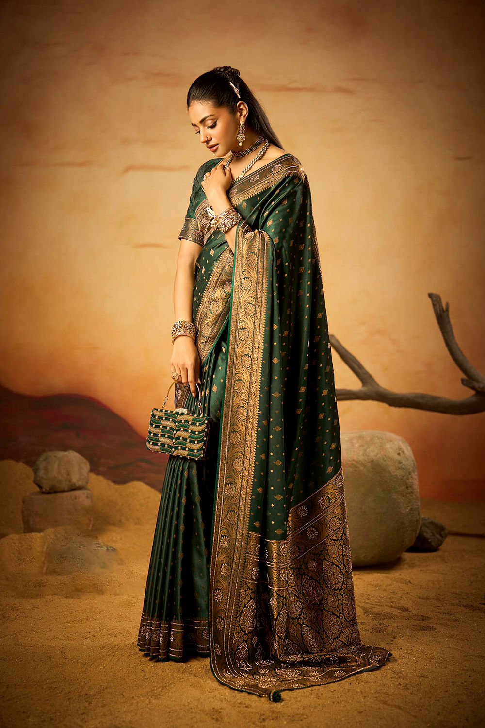 Latest Designer Saree for Women, Paithani Saree, Linen Saree, Kashmiri Sarees, Saree Blouse, Sarees for Indian Weddings, Red