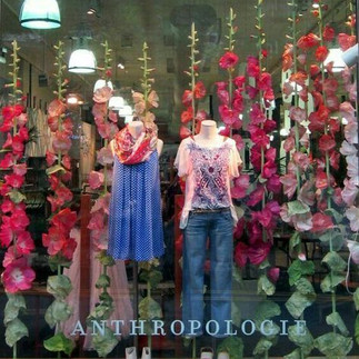 Decoração com chuva de flores gigantes para vitrine