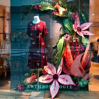 Vitrine com flores gigantes coloridas para loja de moda