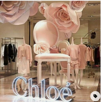 Flores gigantes cor de rosa para vitrine de moda