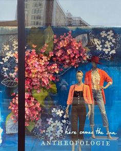 Linda vitrine com muitas flores flores gigantes para marca de moda e decoração