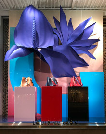 Vitrine incrível com lindas flores exóticas e coloridas para marca de luxo