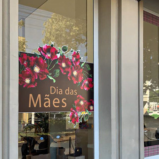 Vitrine com adesivo de flores gigantes