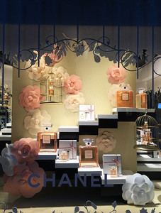 Flores gigantes de papel para vitrine para perfume de luxo