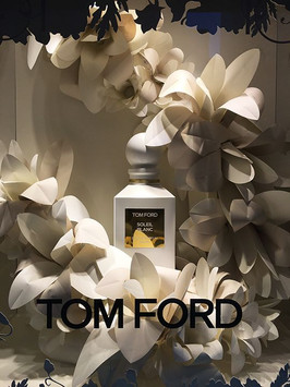 Flores gigantes de papel para vitrine de perfumes