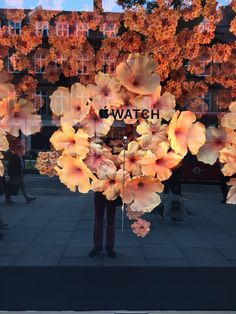 vitrine com cacho de flores gigantes para loja de departamentos