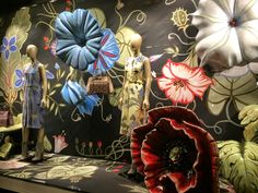 Decoração de loja e vitrines com flores gigantes