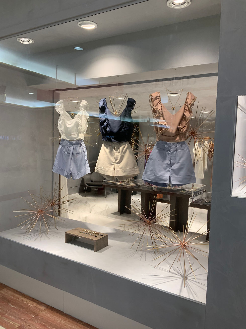 Vitrine criativa com display de acrílico
