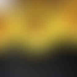 Vitrine incrível com flores gigantes amarelas para produto tecnológico