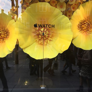 Vitrine incrível com flores gigantes amarelas para produto tecnológico