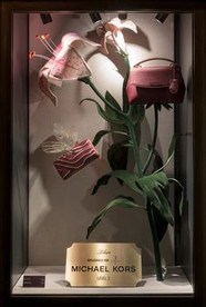 Vitrine com flores gigantes display para marca de moda