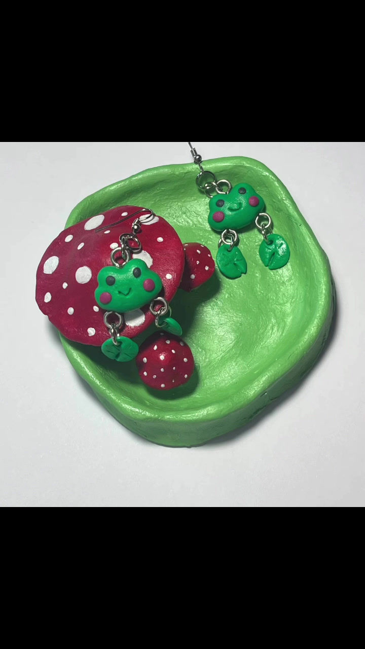 Thumbnail: Cute Frog Earrings
