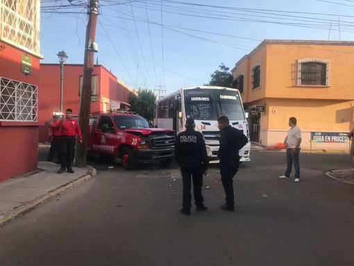Unidad de Bomberos Impacta a Camión de Ruta