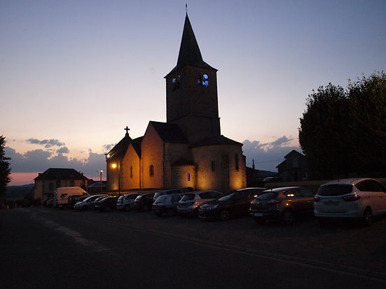 la-petite-place-de-l-eglise-a-millay.jpg