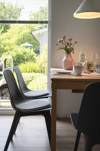 DETAILFOTO ESSTISCH IM FERIENHAUS WEISSDORN IN WINDECK SIEGTAL NRW