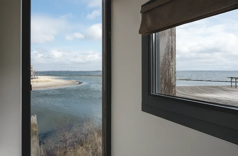 fensterblick wasserlandschaft grevelinger meer ferienhaus natur ruhe licht niederlande