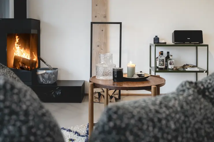 GEMÜTLICHER HOLZOFEN IM NORDIC STYLE FERIENHAUS