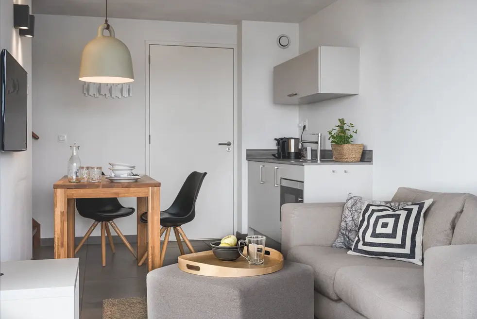 wohnraum küche offen minimalistisch ferienhaus licht ruhig design