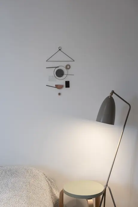 SCHLAFZIMMER IM NORDIC STYLE MIT SCHÖNEN DESIGN MÖBELN UND DETAILS IM FERIENHAUS