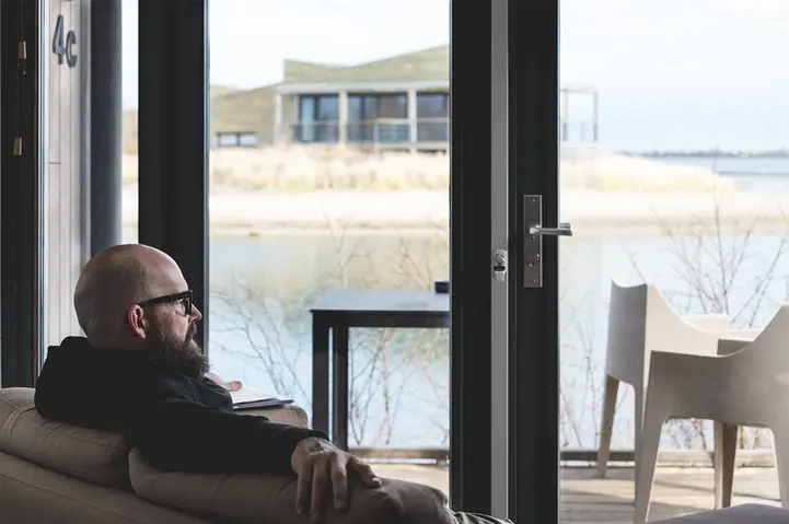 wohnzimmer ferienhaus naturblick wasser große fenster licht interieur