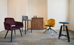 Bunte Sitzmöbel im Tagungscenter