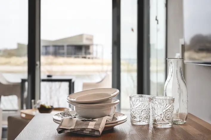 esstisch ferienhaus wasserblick natürliches licht staging interieur