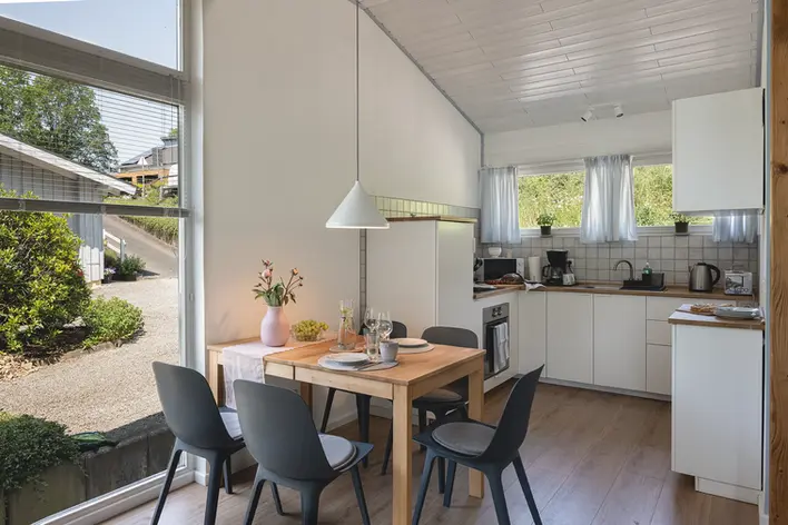 FOTOGRAFIE OFFENE WOHNKÜCHE IM FERIENHAUS WEISSDORN IN WINDECK SIEGTAL NRW