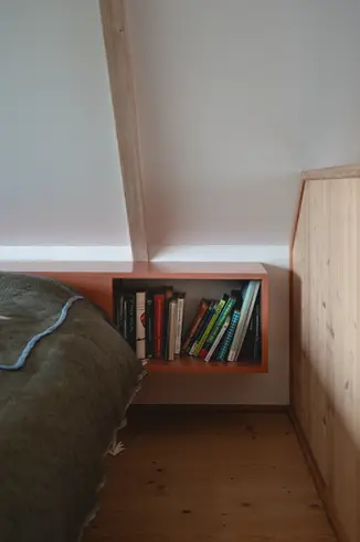 EMOTIONALES DETAILFOTO SCHLAFZIMMER MIT BÜCHERREGAL IN DER FEWO
