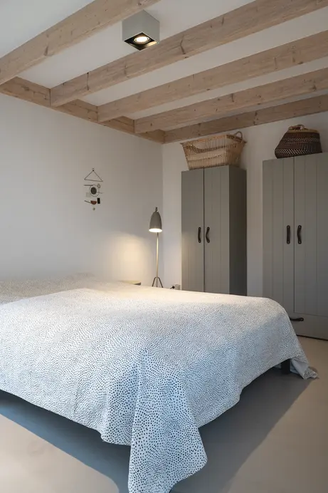 RUSTIKALES SCHLAFZIMMER IM NORDIC STYLE MIT SCHÖNEN DETAILS IM FERIENOBJEKT