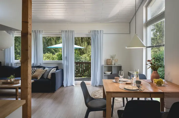 FOTO OFFENER WOHNRAUM  IM FERIENHAUS WEISSDORN IN WINDECK SIEGTAL NRW