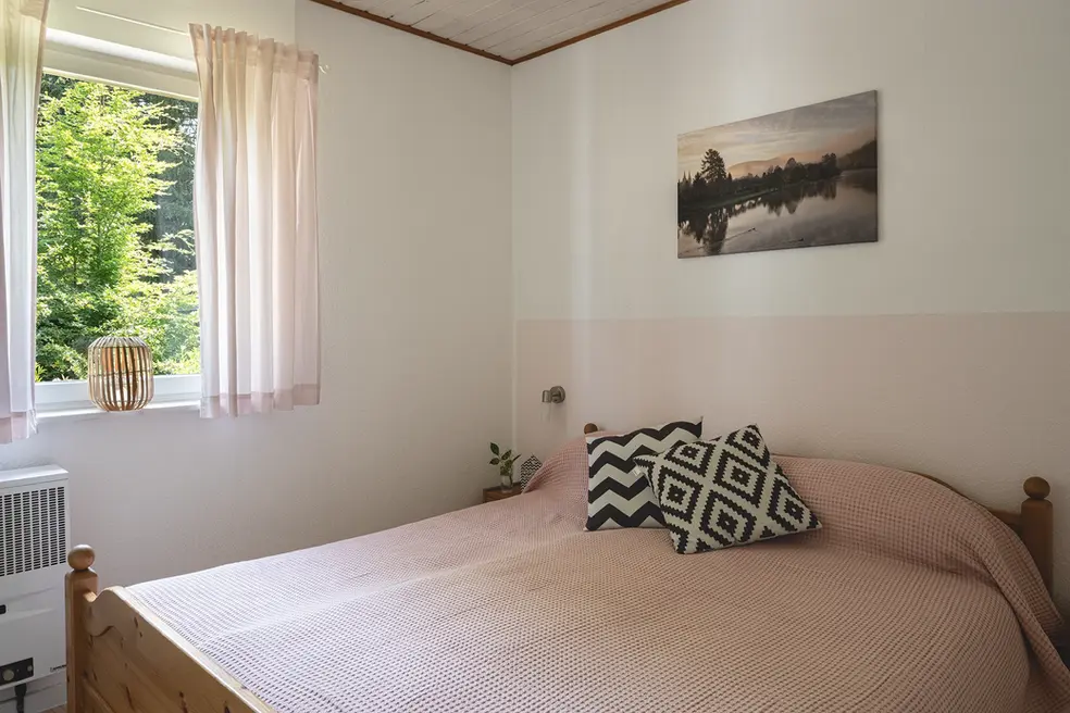 FOTO GEMÜTLICHES SCHLAFZIMMER IM FERIENHAUS WEISSDORN IN WINDECK SIEGTAL NRW