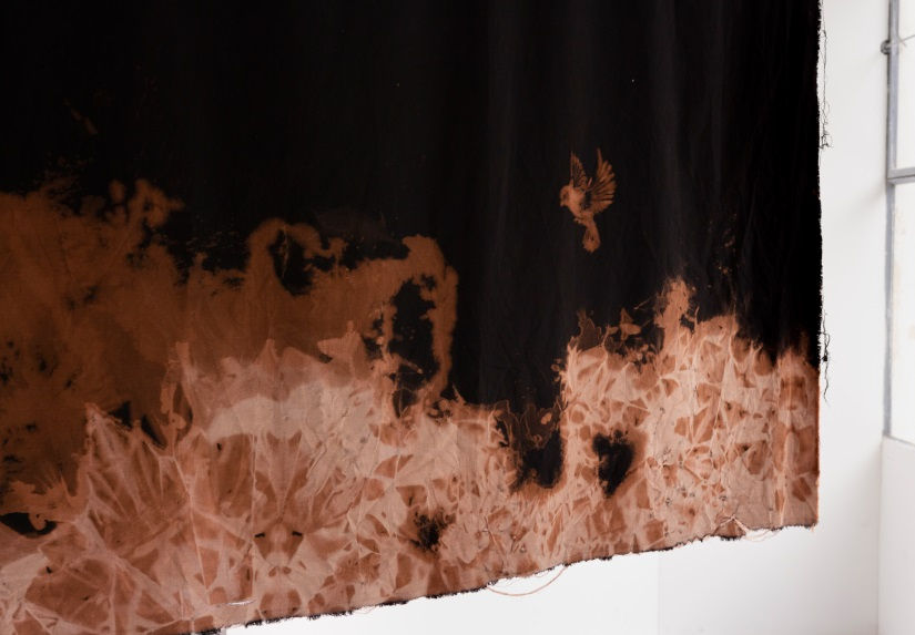 Mettre le feu en silence, peinture contemporaine, javel , faisant partie de Angle noir, installation visible à 2angles, centre d'art contemporain, Flers