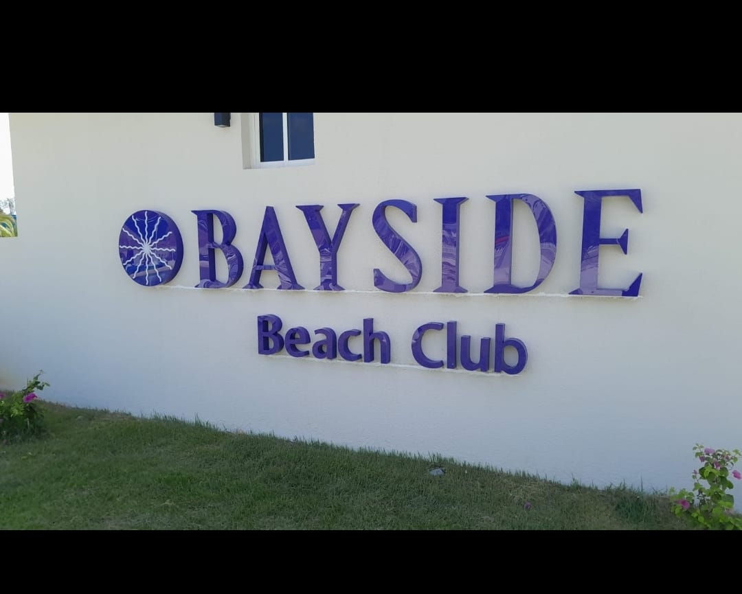 LETRERO BAYSIDE BEACH CLUB