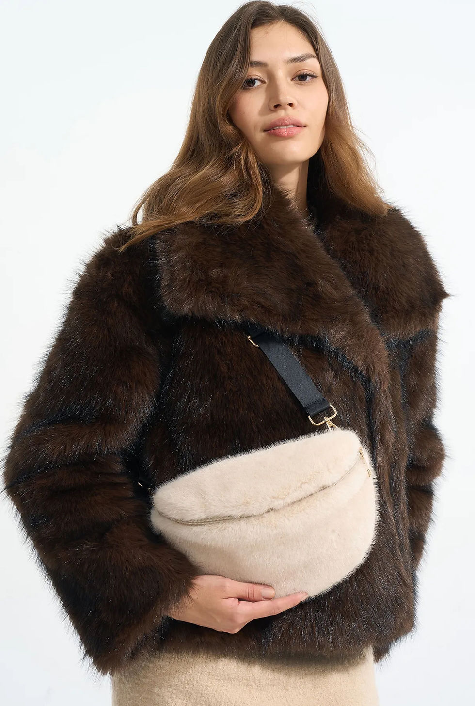 sac banane en fourrure femme tendance mode hiver 2025