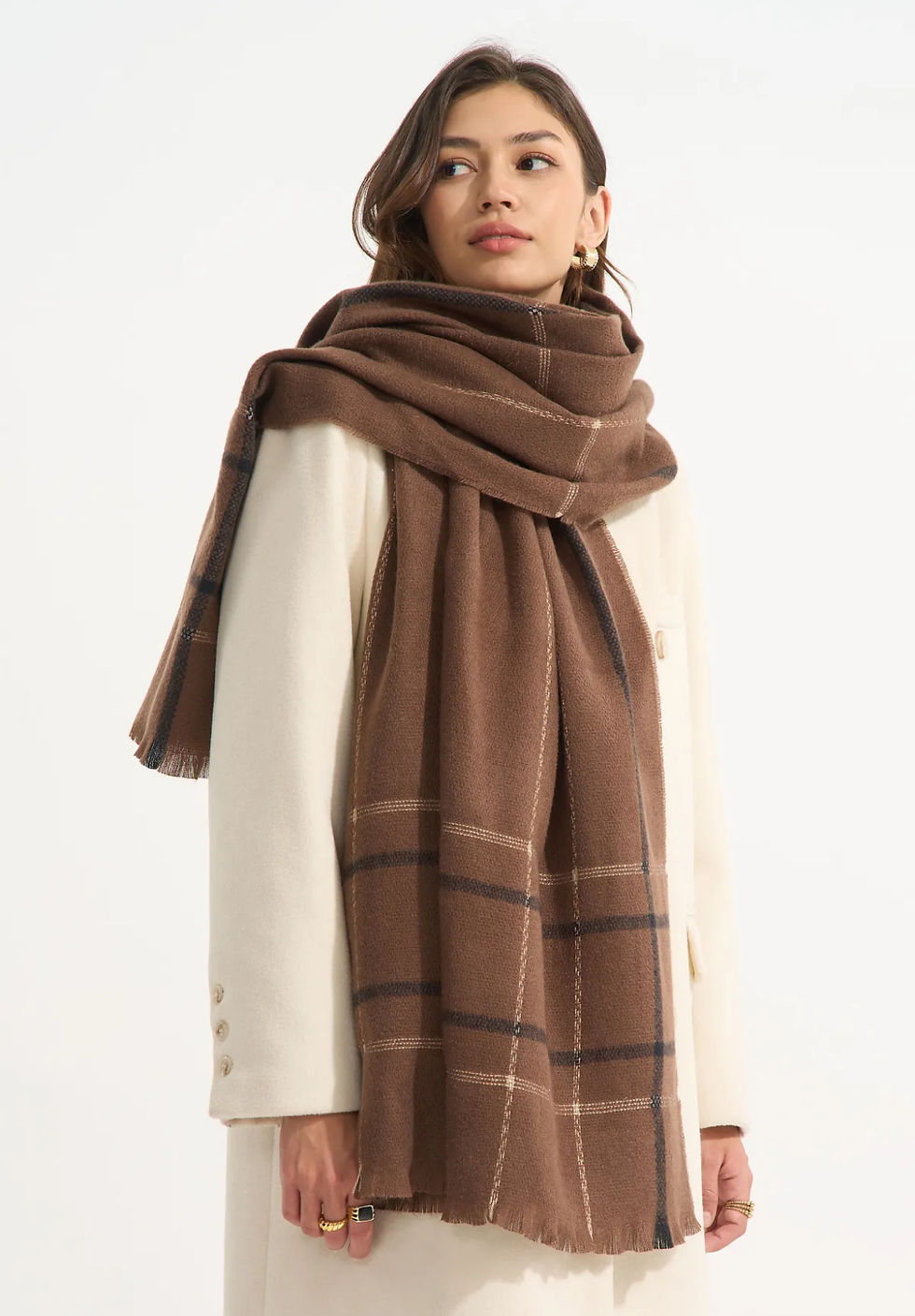 écharpe marron à carreaux hiver tendance 2025