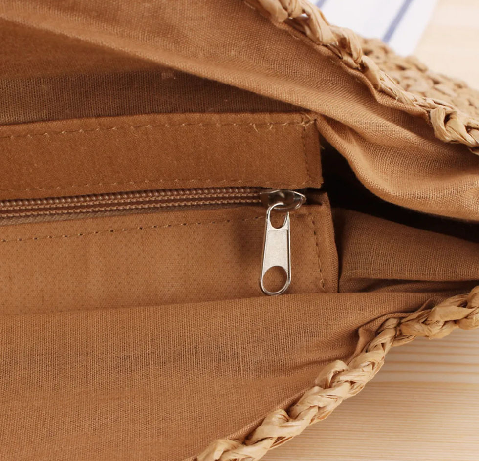 Miniature : Sac cabas rond en paille porté épaule femme plage été chic bohème
