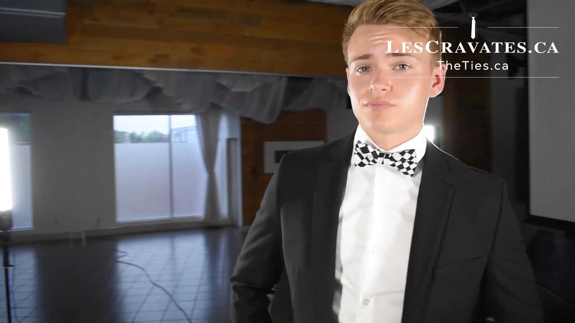 Nœud papillon blanc et noir en damier