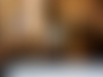 homem exausto com a cabeça apoiada na mesa do escritorio