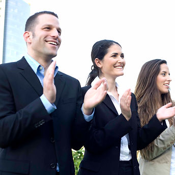 Menschen klatschen im Freien